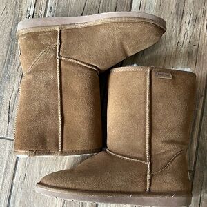 Minnetonka Tan Olympia Short Snow Boot Women’s Size 10
